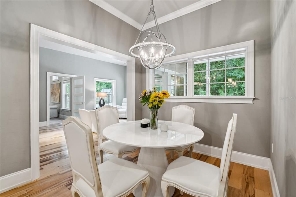 Eat-in breakfast area off kitchen