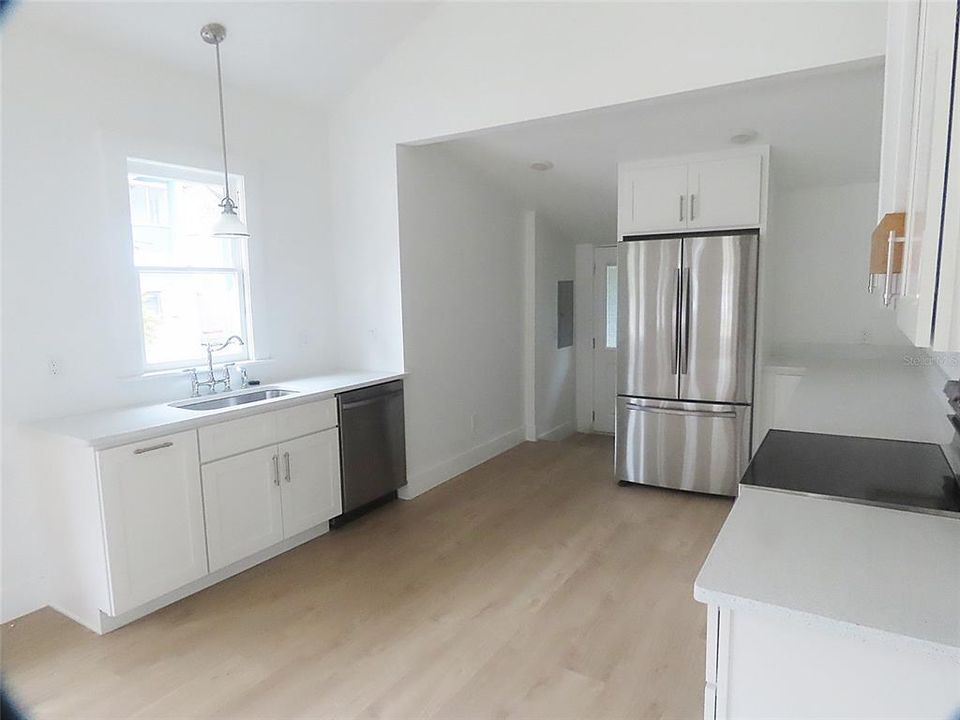 For Rent: $2,300 (2 beds, 2 baths, 1000 Square Feet)