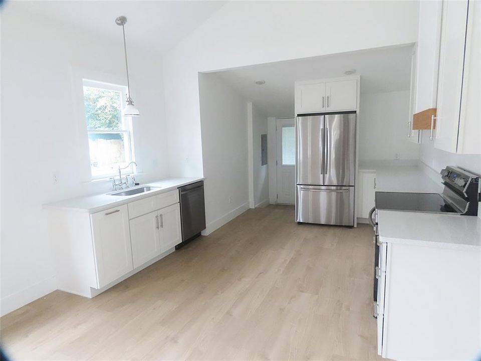 For Rent: $2,300 (2 beds, 2 baths, 1000 Square Feet)