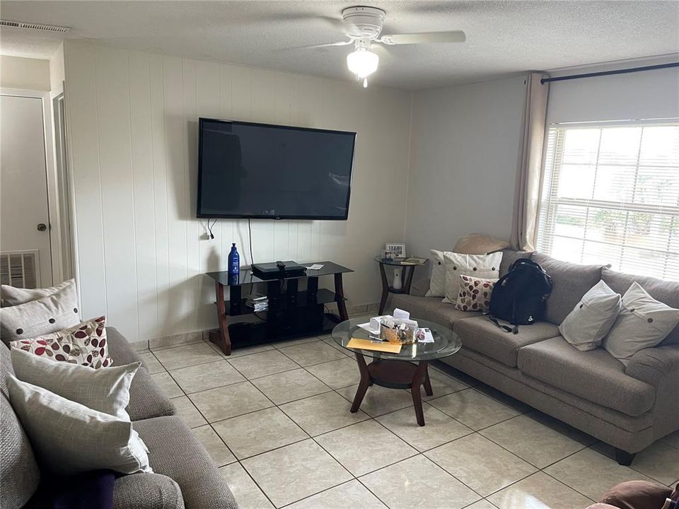 For Sale: $149,990 (2 beds, 1 baths, 840 Square Feet)