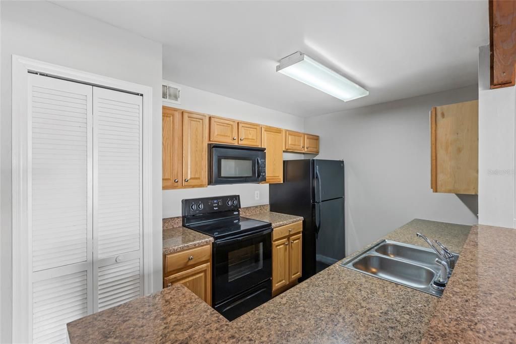 Active With Contract: $225,000 (2 beds, 2 baths, 1139 Square Feet)