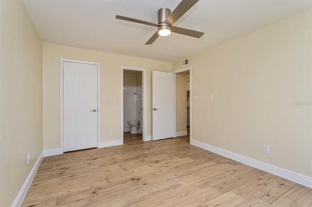 For Sale: $225,000 (2 beds, 2 baths, 851 Square Feet)