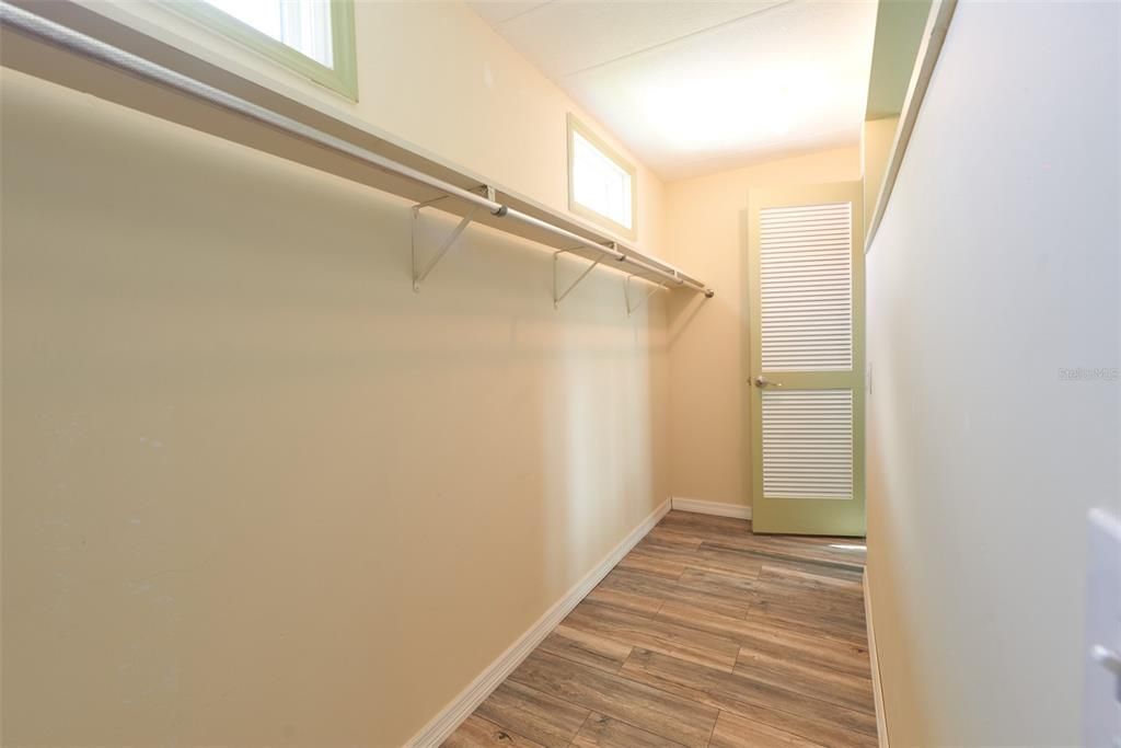 For Sale: $249,000 (2 beds, 2 baths, 1228 Square Feet)