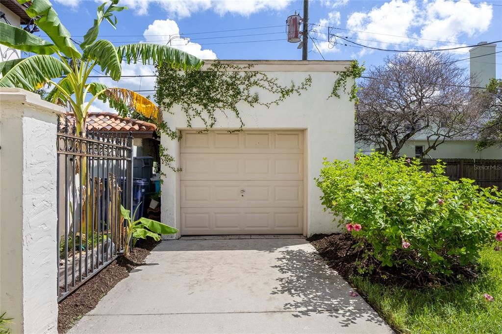 For Sale: $1,675,000 (3 beds, 2 baths, 1966 Square Feet)