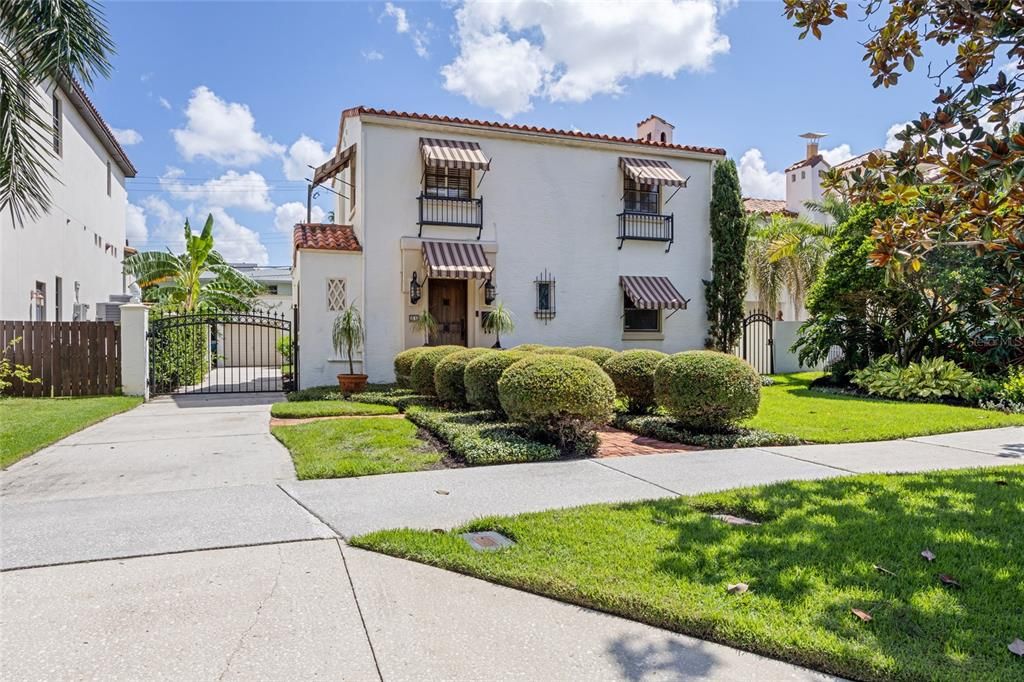 For Sale: $1,675,000 (3 beds, 2 baths, 1966 Square Feet)