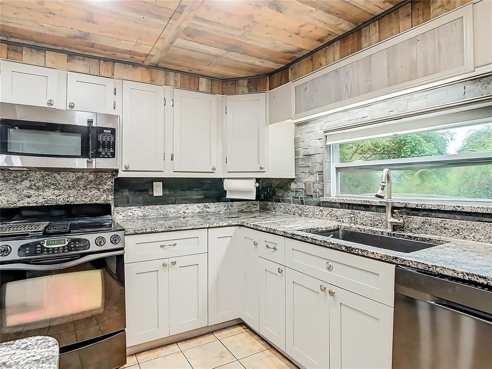 Love the slate backsplash