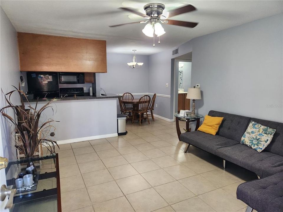 For Rent: $1,425 (1 beds, 1 baths, 598 Square Feet)