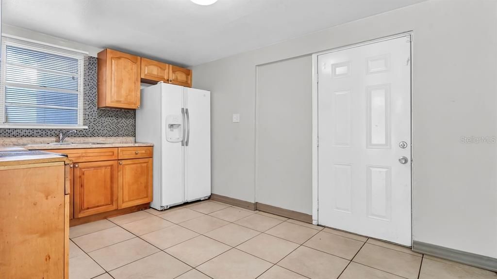 For Rent: $1,995 (3 beds, 1 baths, 864 Square Feet)