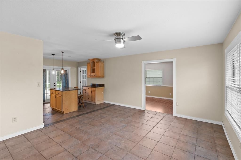 For Sale: $285,000 (2 beds, 1 baths, 900 Square Feet)