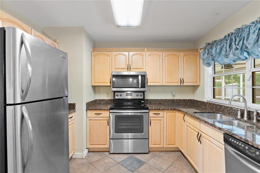 For Sale: $285,000 (2 beds, 1 baths, 900 Square Feet)