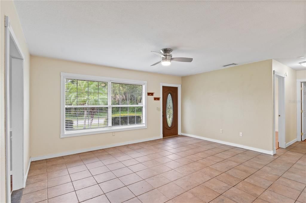 For Sale: $285,000 (2 beds, 1 baths, 900 Square Feet)