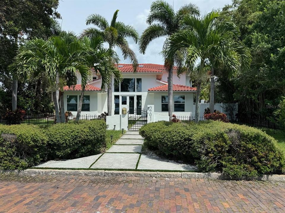 Recently Sold: $2,434,000 (5 beds, 4 baths, 4204 Square Feet)