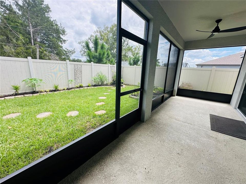 Huge Screened Lanai with outdoor furnitures