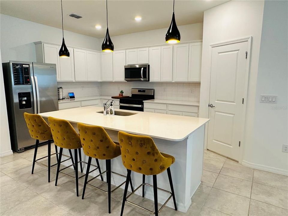 Comfortable breakfast bar with quartz countertop