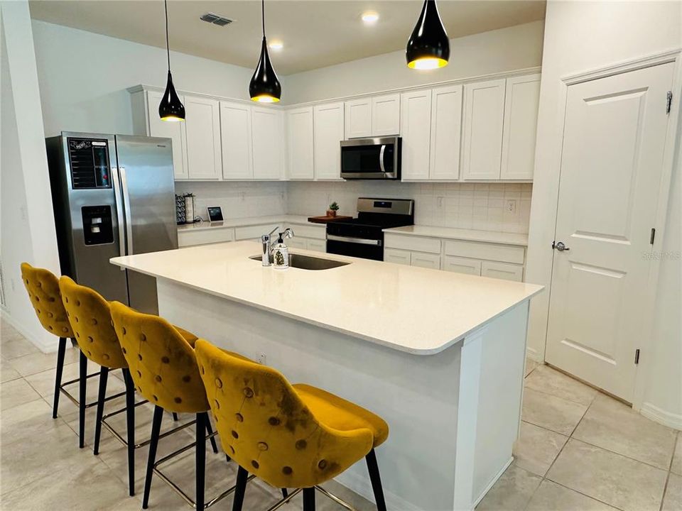 Comfortable breakfast bar with quartz countertop