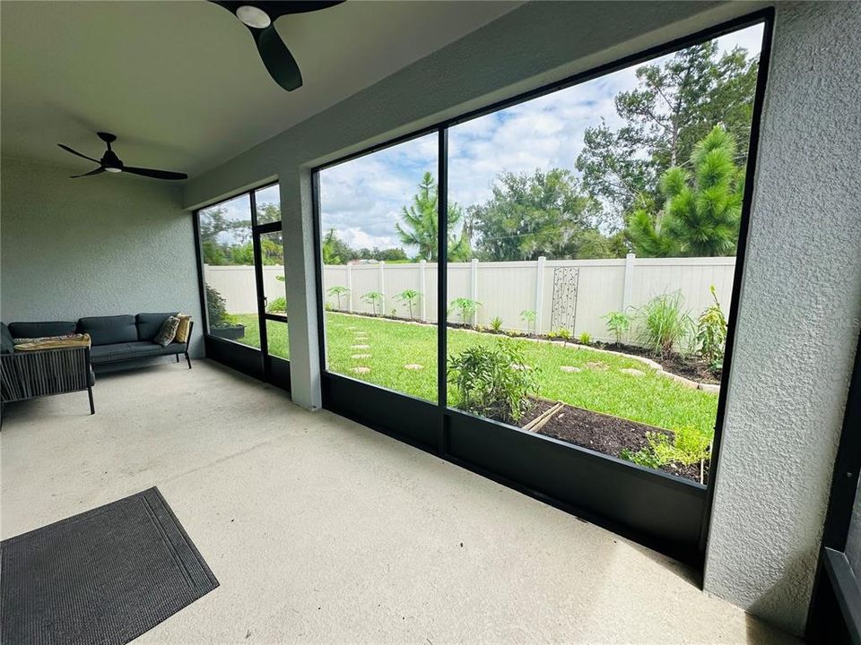 Huge Screened Lanai with outdoor furnitures