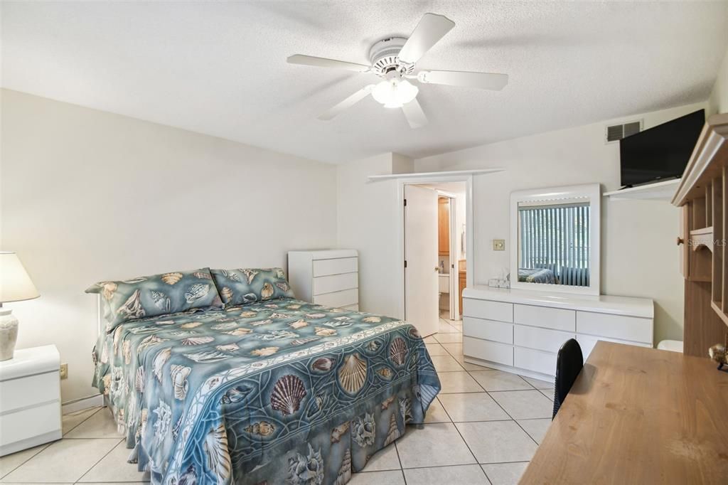 For Sale: $264,900 (2 beds, 2 baths, 1091 Square Feet)