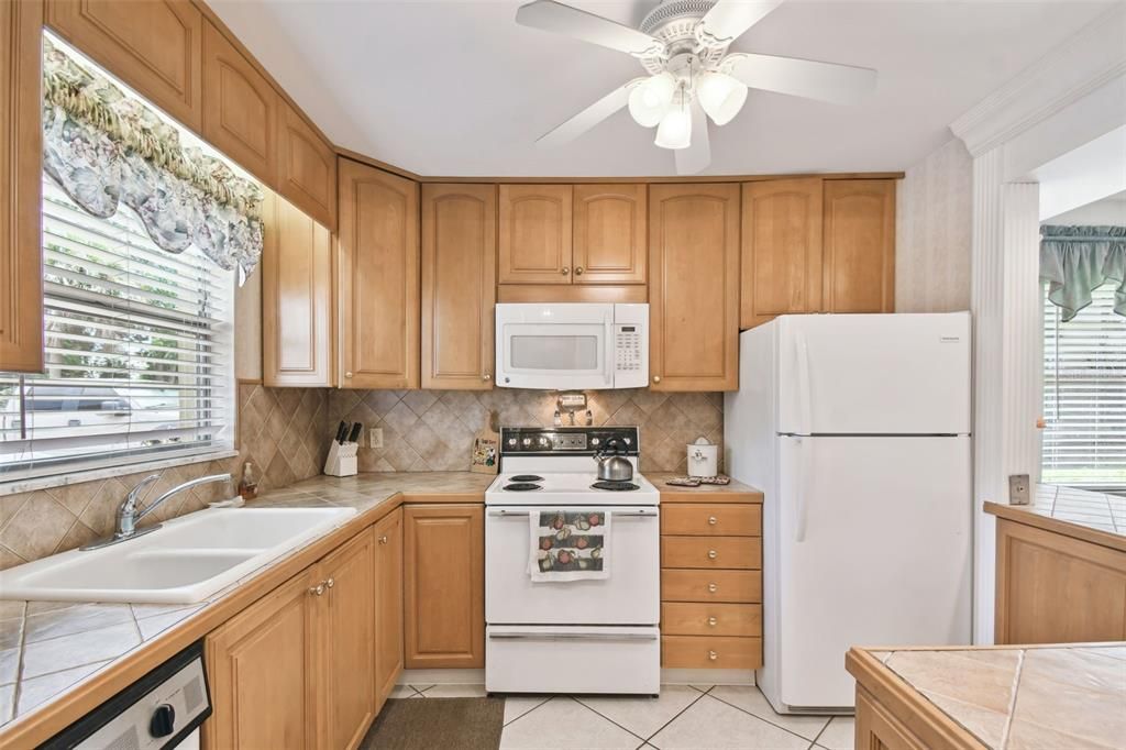 For Sale: $264,900 (2 beds, 2 baths, 1091 Square Feet)