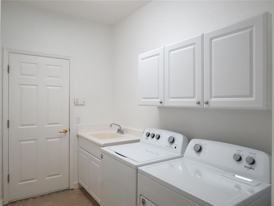 Utility room with built-ins