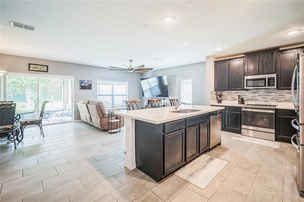 Kitchen with quartz counter top