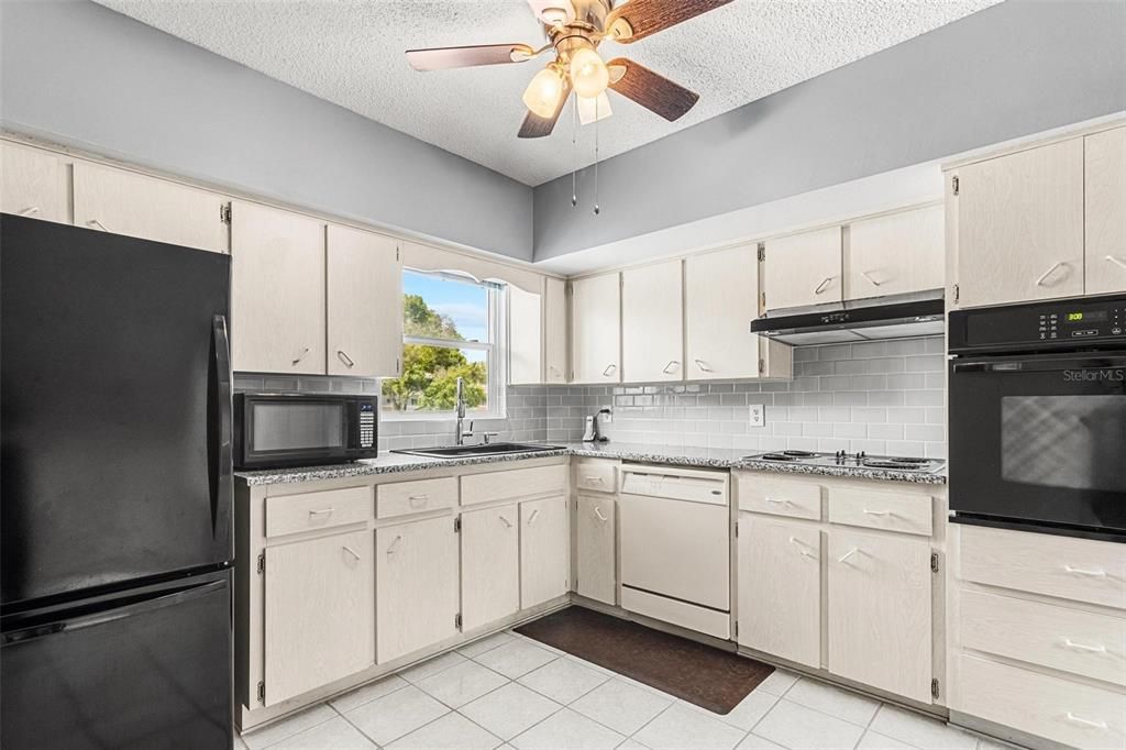 Active With Contract: $170,000 (2 beds, 2 baths, 1400 Square Feet)