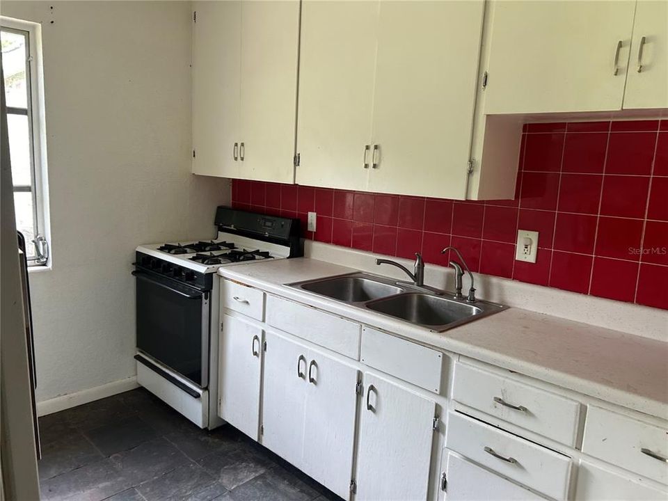 Active With Contract: $98,000 (3 beds, 1 baths, 1159 Square Feet)