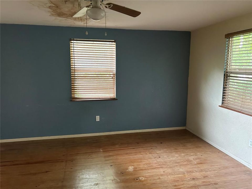 Active With Contract: $98,000 (3 beds, 1 baths, 1159 Square Feet)