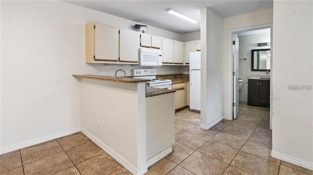 For Sale: $155,000 (1 beds, 1 baths, 566 Square Feet)