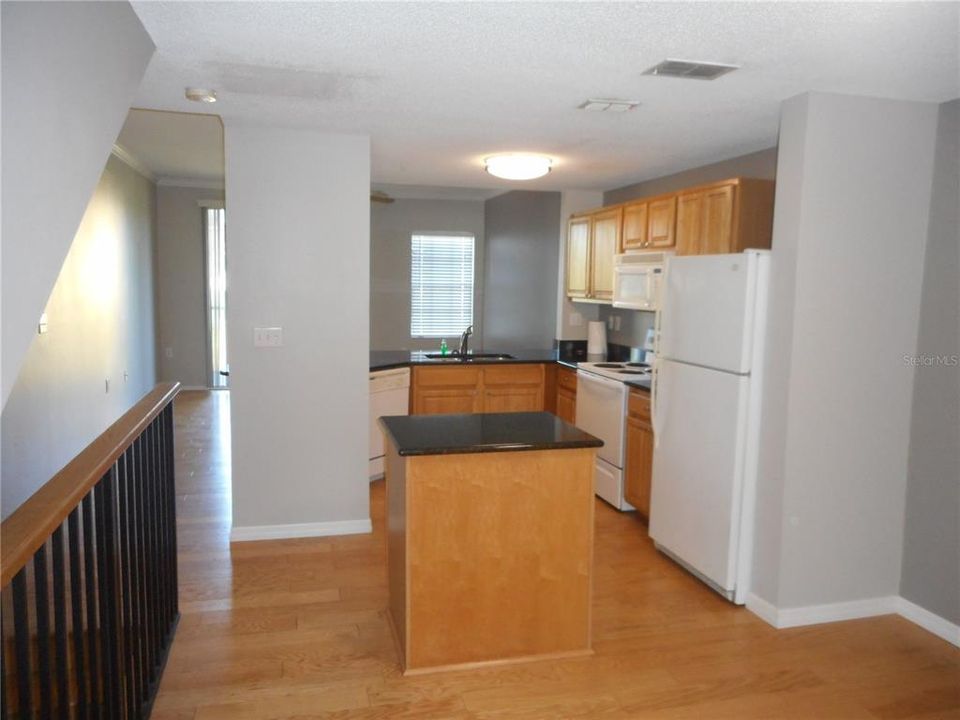 Kitchen & dining area