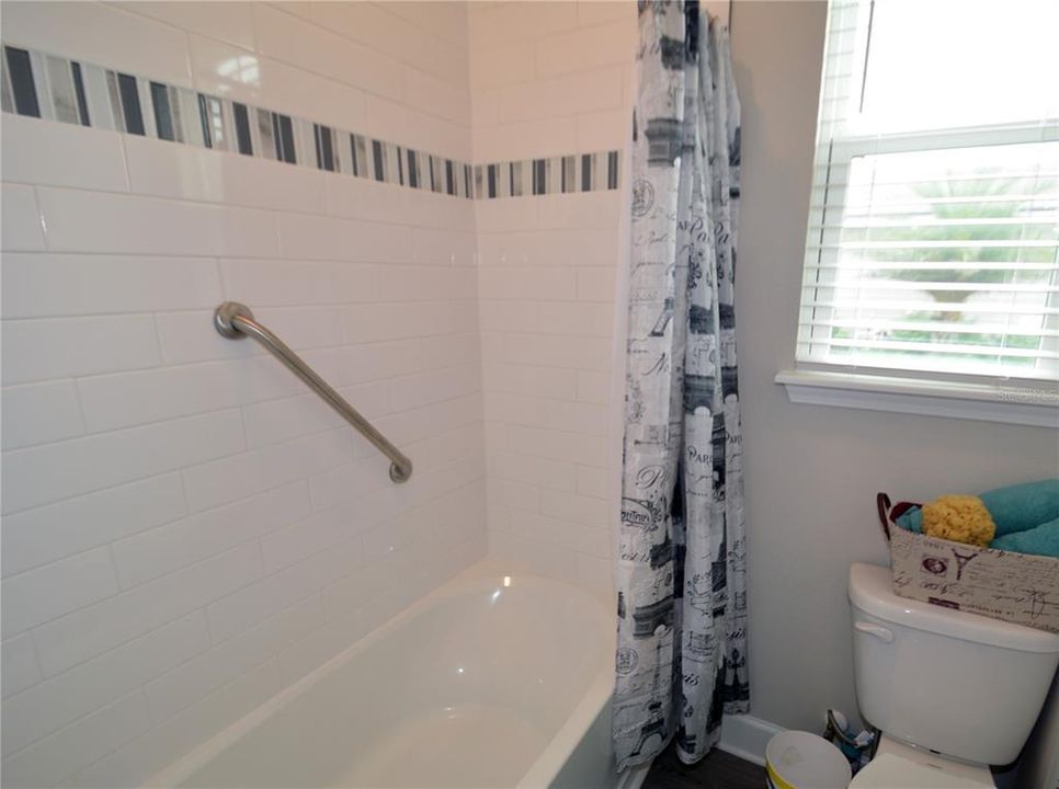 Guest tub & toilet room