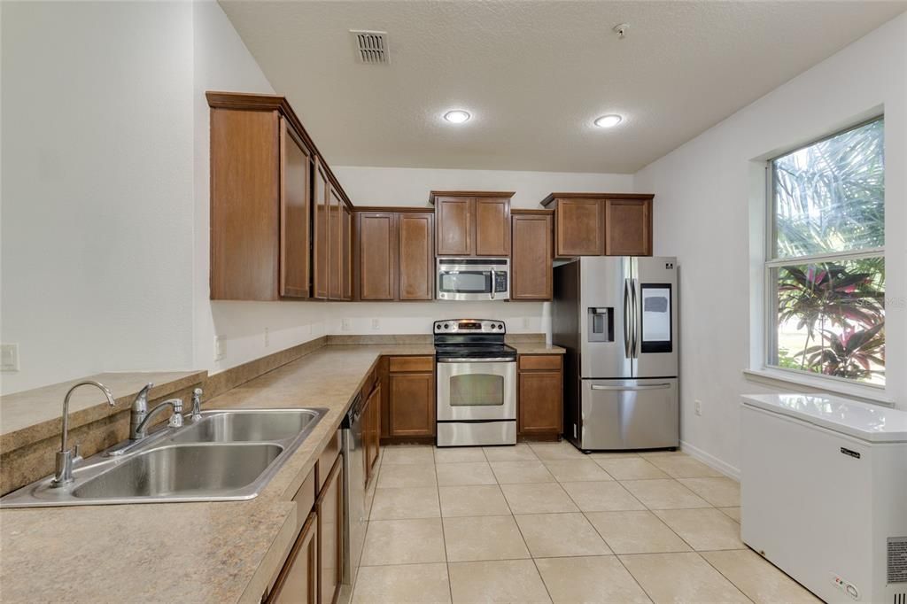 For Rent: $2,000 (3 beds, 2 baths, 1588 Square Feet)