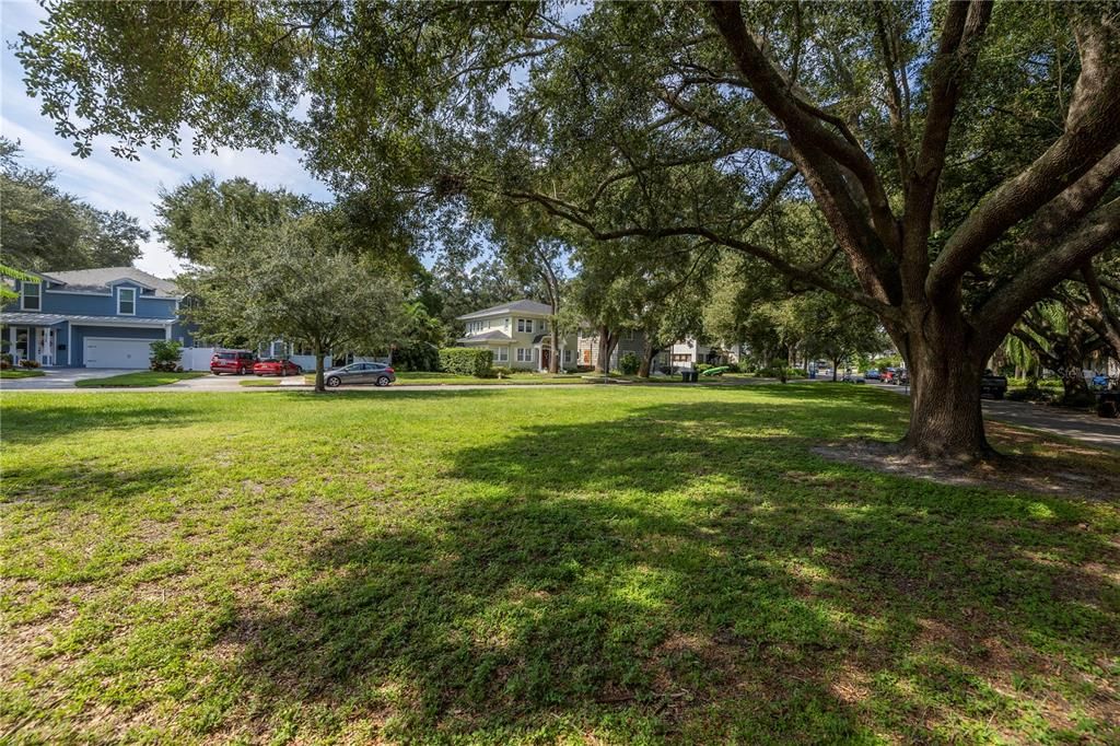 Active With Contract: $980,490 (4 beds, 2 baths, 2122 Square Feet)