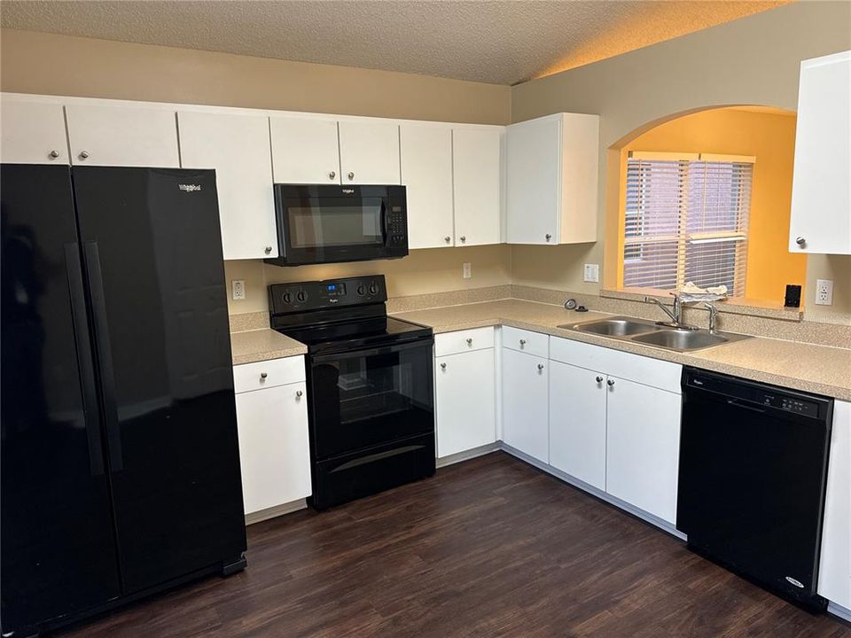 For Sale: $329,900 (3 beds, 2 baths, 1294 Square Feet)