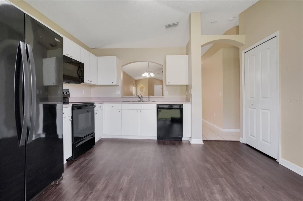 For Sale: $329,900 (3 beds, 2 baths, 1294 Square Feet)