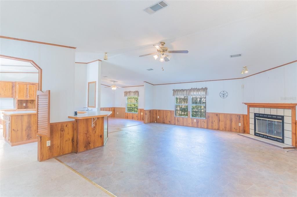 For Sale: $275,000 (3 beds, 2 baths, 1728 Square Feet)