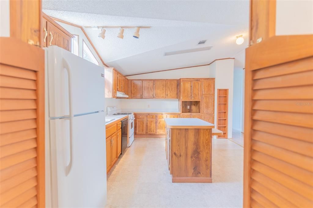 For Sale: $275,000 (3 beds, 2 baths, 1728 Square Feet)