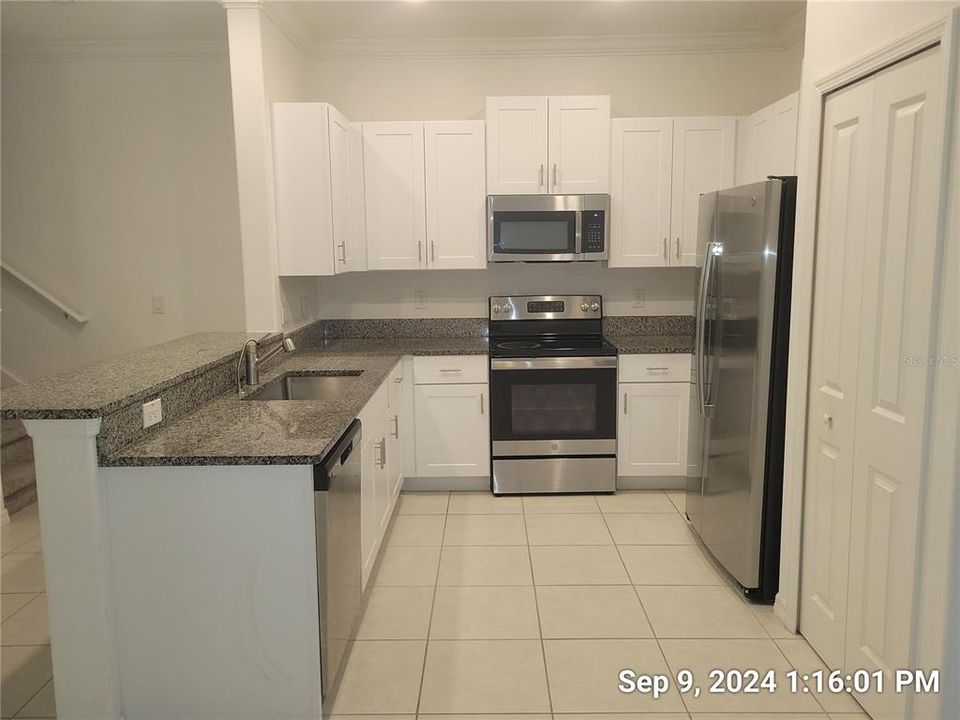 For Rent: $2,150 (3 beds, 2 baths, 1666 Square Feet)