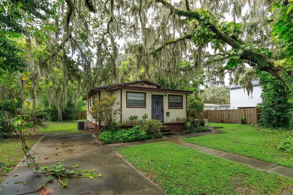 For Sale: $165,000 (2 beds, 1 baths, 912 Square Feet)