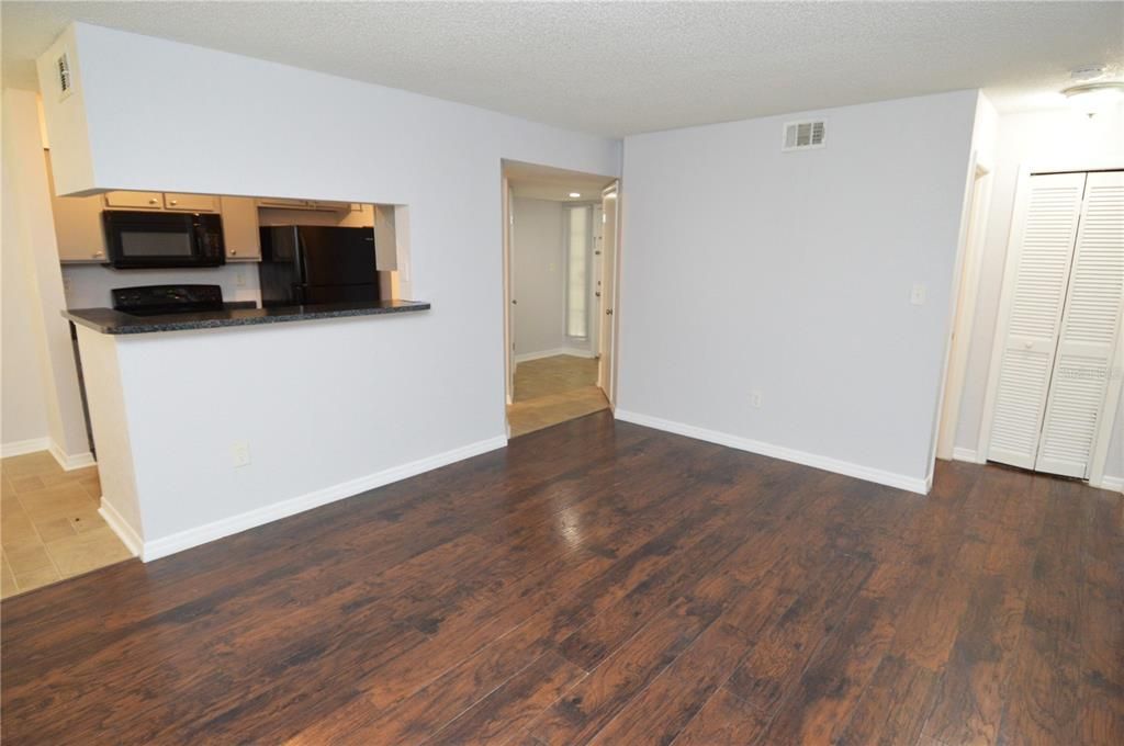 Active With Contract: $1,465 (1 beds, 1 baths, 822 Square Feet)