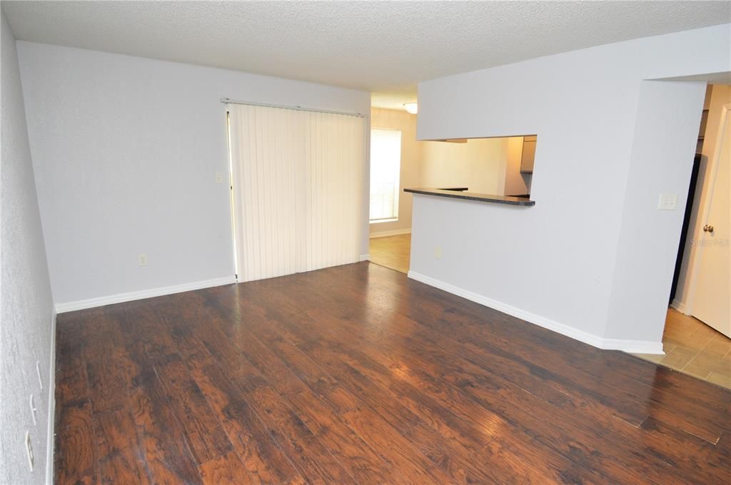 Active With Contract: $1,465 (1 beds, 1 baths, 822 Square Feet)