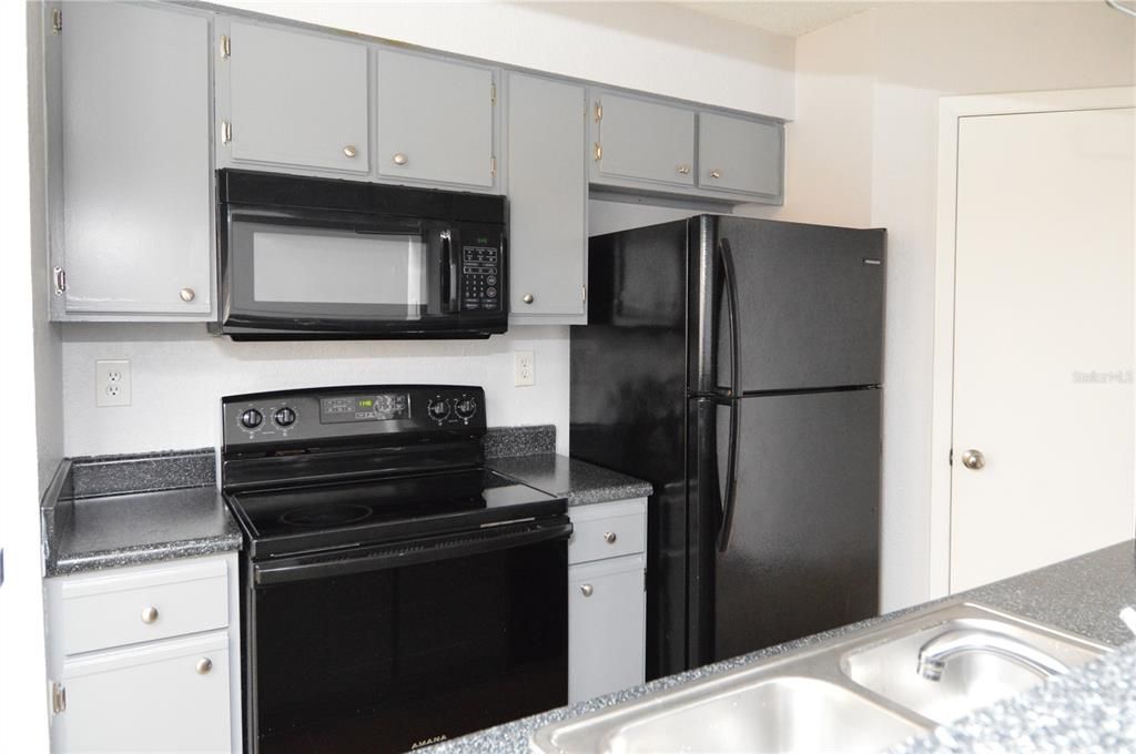 Active With Contract: $1,465 (1 beds, 1 baths, 822 Square Feet)