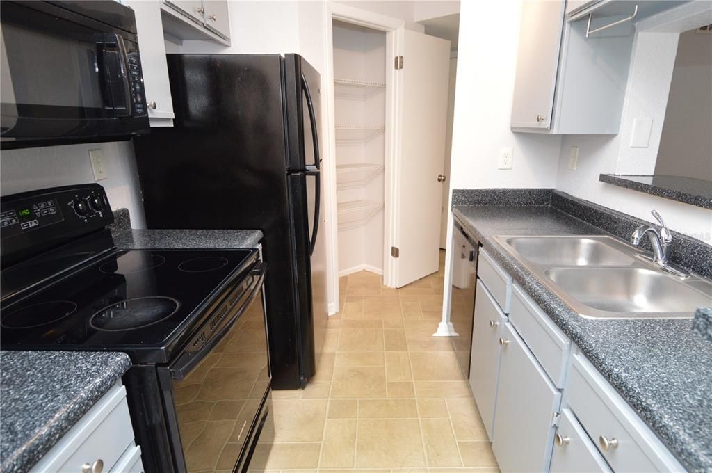 Active With Contract: $1,465 (1 beds, 1 baths, 822 Square Feet)