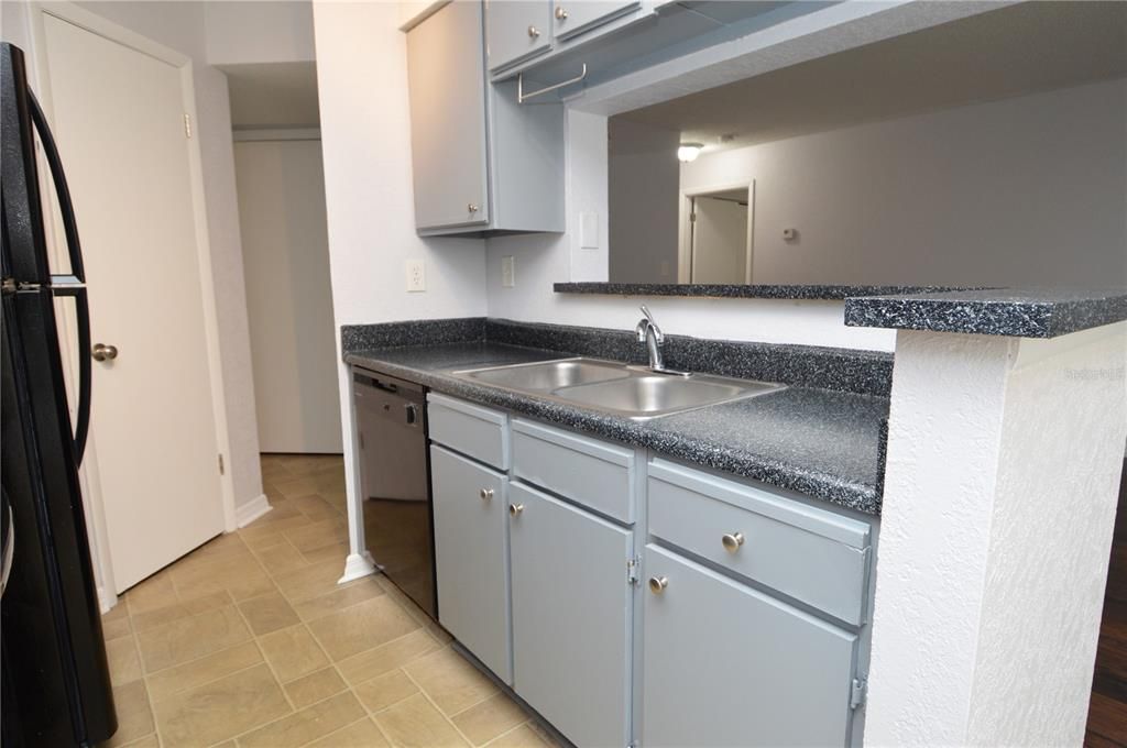 Active With Contract: $1,465 (1 beds, 1 baths, 822 Square Feet)