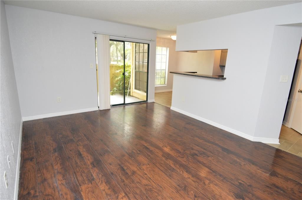 Active With Contract: $1,465 (1 beds, 1 baths, 822 Square Feet)