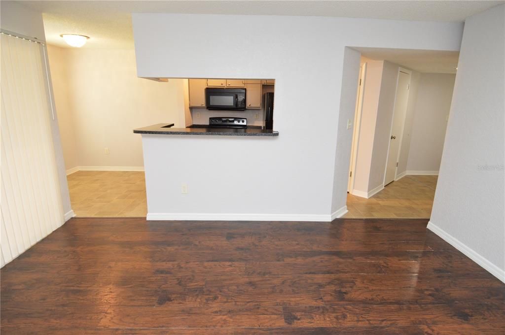 Active With Contract: $1,465 (1 beds, 1 baths, 822 Square Feet)