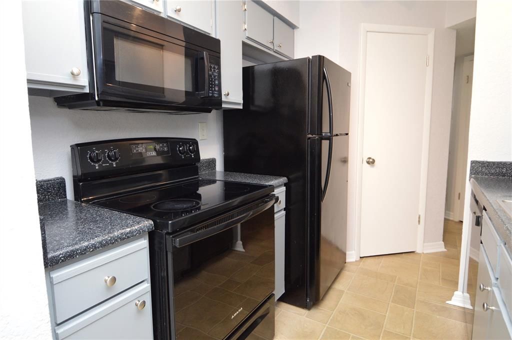 Active With Contract: $1,465 (1 beds, 1 baths, 822 Square Feet)