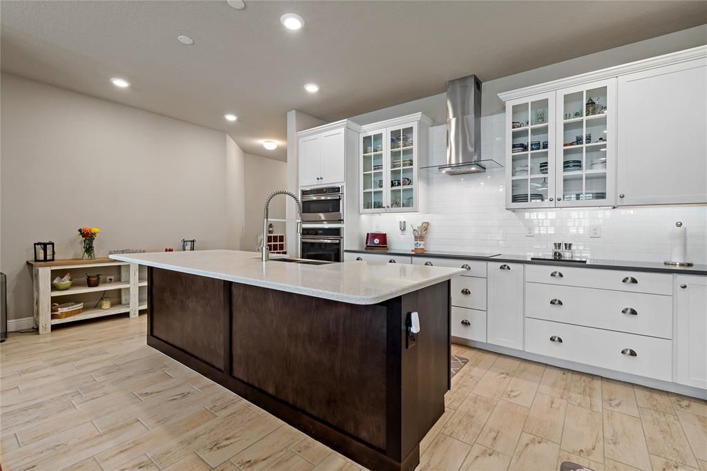 BEAUTIFULLY APPOINTED KITCHEN!