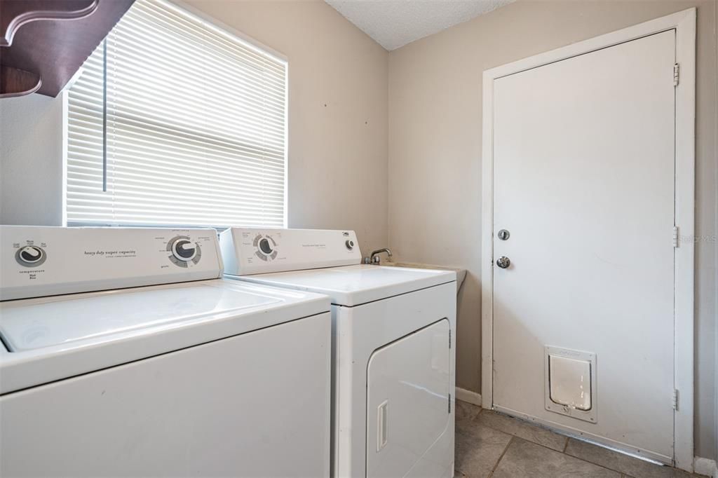 For Sale: $350,000 (3 beds, 2 baths, 1700 Square Feet)