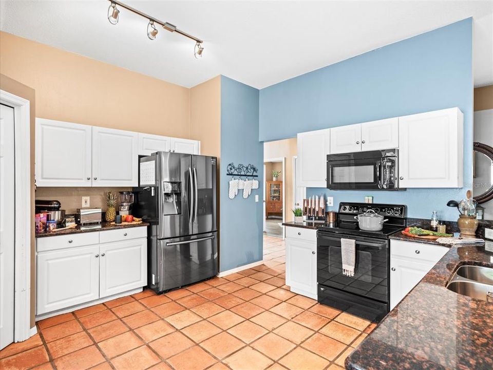 Active With Contract: $405,000 (3 beds, 2 baths, 1728 Square Feet)