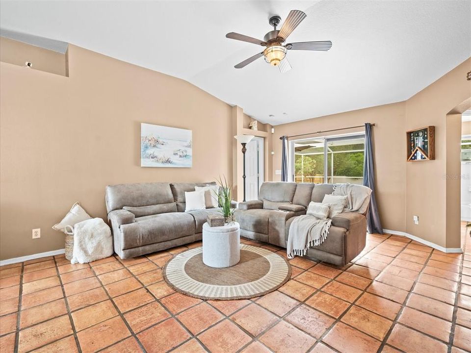 Active With Contract: $405,000 (3 beds, 2 baths, 1728 Square Feet)